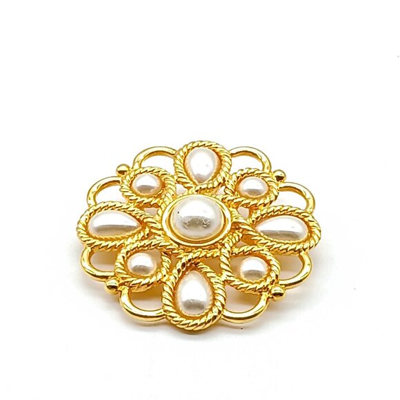 Napier Elegant Pearls Brooch, Vintage Scalloped Circle Lapel Pin in Gold Tone - Picture 2 of 3